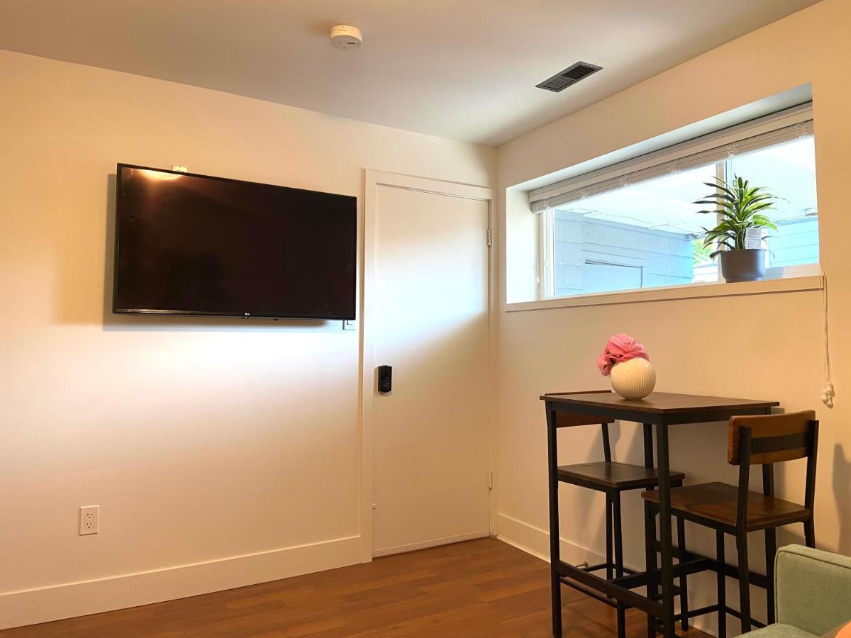 Guest house Newly Renovated Walkout Basement In With Separate Entrance *