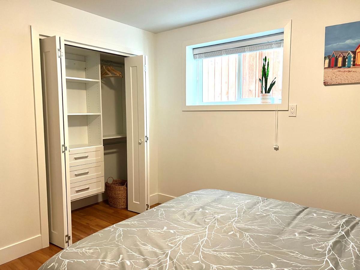 Newly Renovated Walkout Basement In With Separate Entrance Guest house *