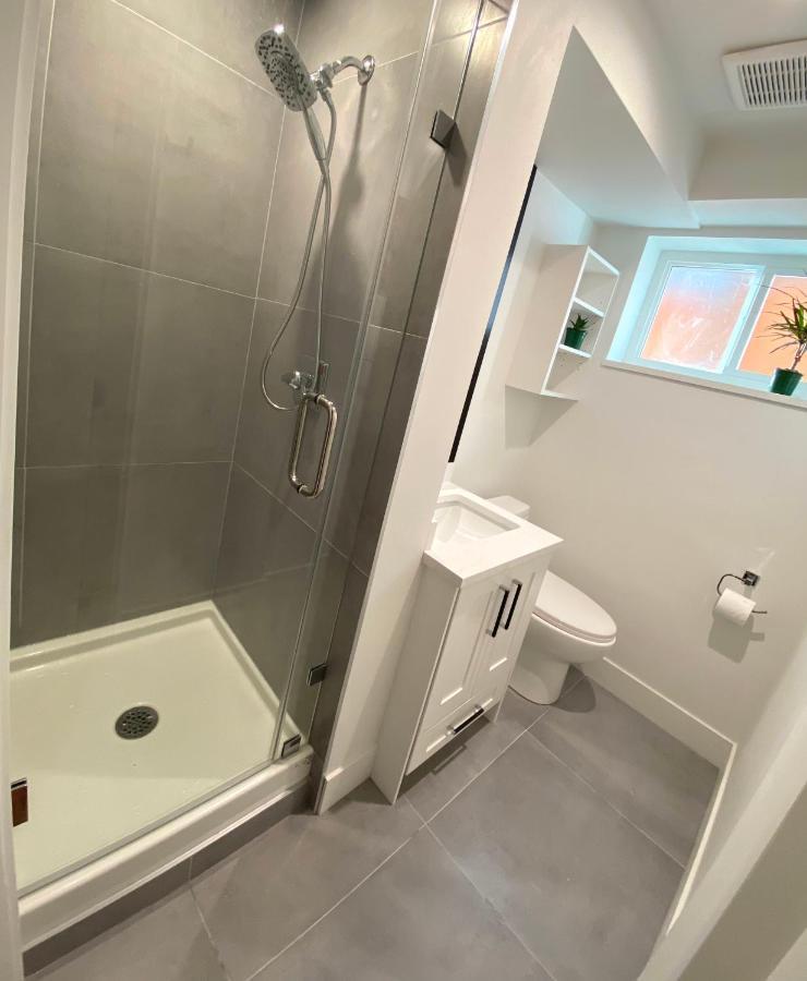 Newly Renovated Walkout Basement In With Separate Entrance Guest house