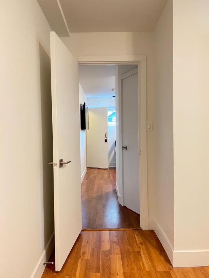Newly Renovated Walkout Basement In With Separate Entrance Guest house *