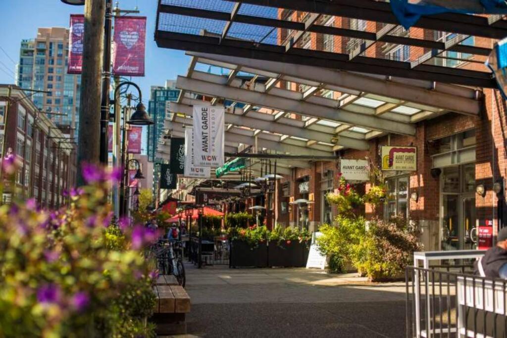 Downtown Living, Location/views/pool/workspace *