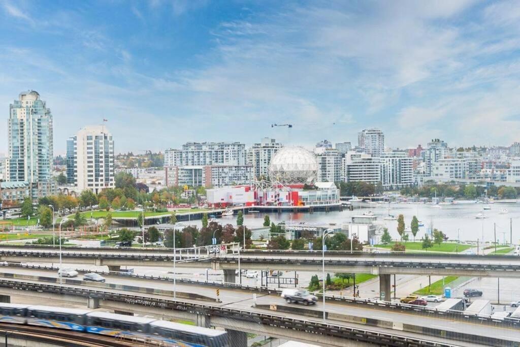 Downtown Living, Location/views/pool/workspace Apartment *