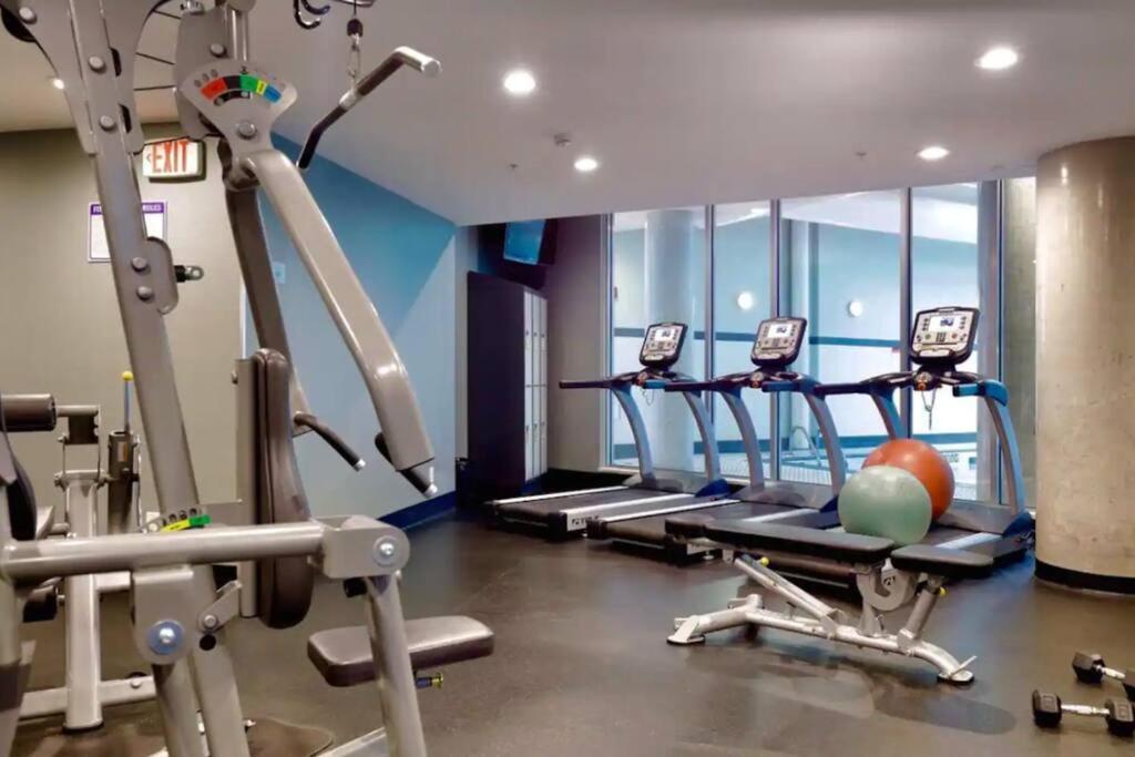 Downtown Living, Location/views/pool/workspace Vancouver
