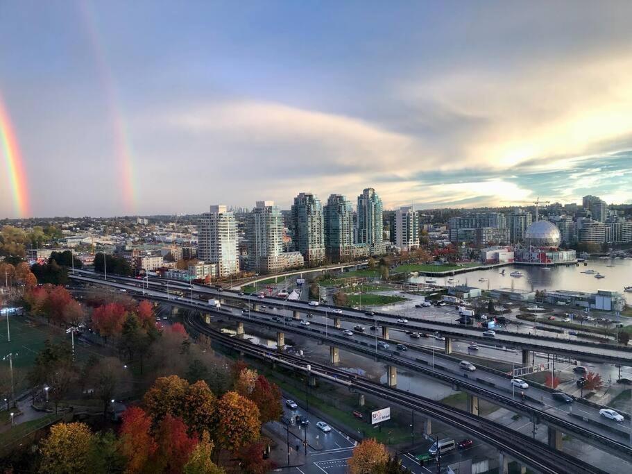 Downtown Living, Location/views/pool/workspace * Vancouver
