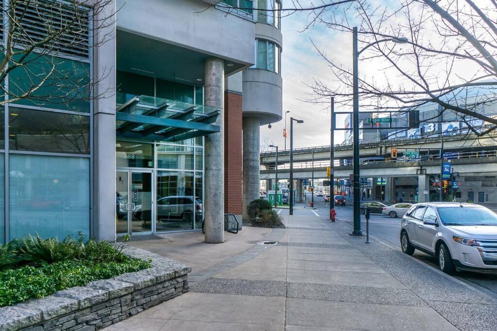Downtown Living, Location/views/pool/workspace Vancouver