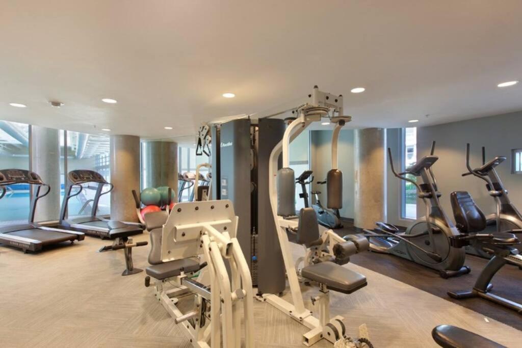 Downtown Living, Location/views/pool/workspace Apartment *