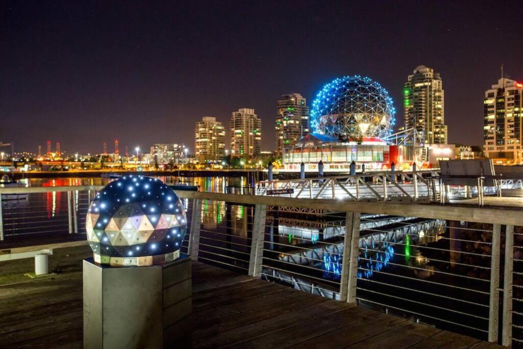 Downtown Living, Location/views/pool/workspace * Vancouver