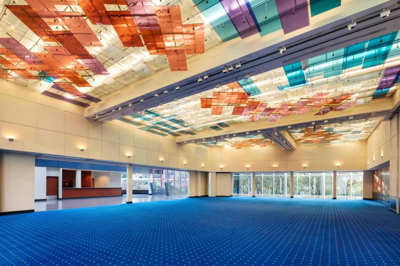 Sheraton Centre Hotel 4*
