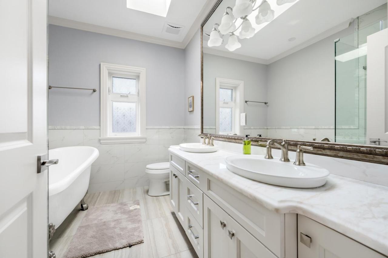 Haven: Luxurious 5-bedroom Retreat * Vancouver