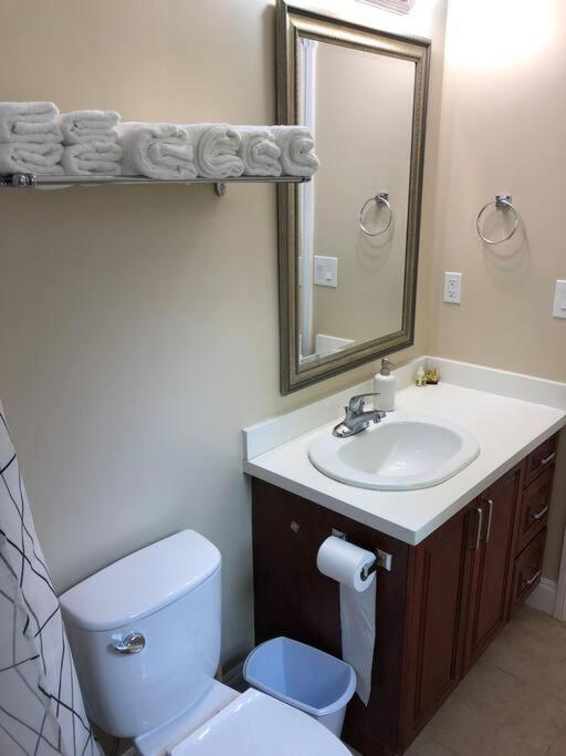 Modern Private Close To Everything Apartment