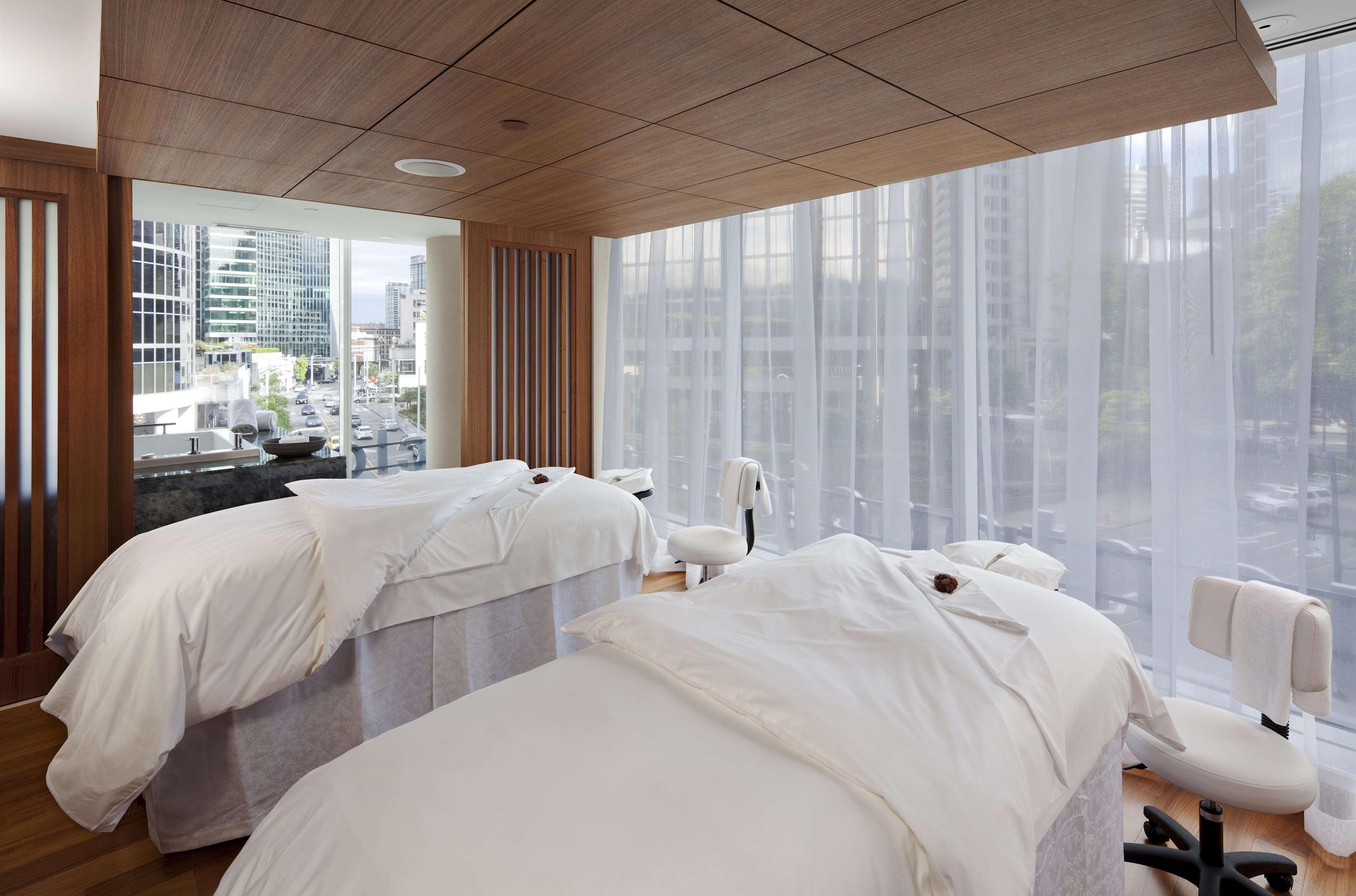 Fairmont Pacific Rim Hotel 5*