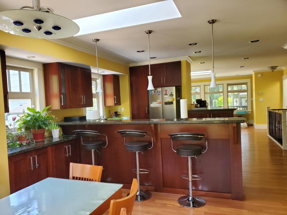 Elegant, Sunny Modern With Skylights - Kitsilano, Guest house Vancouver