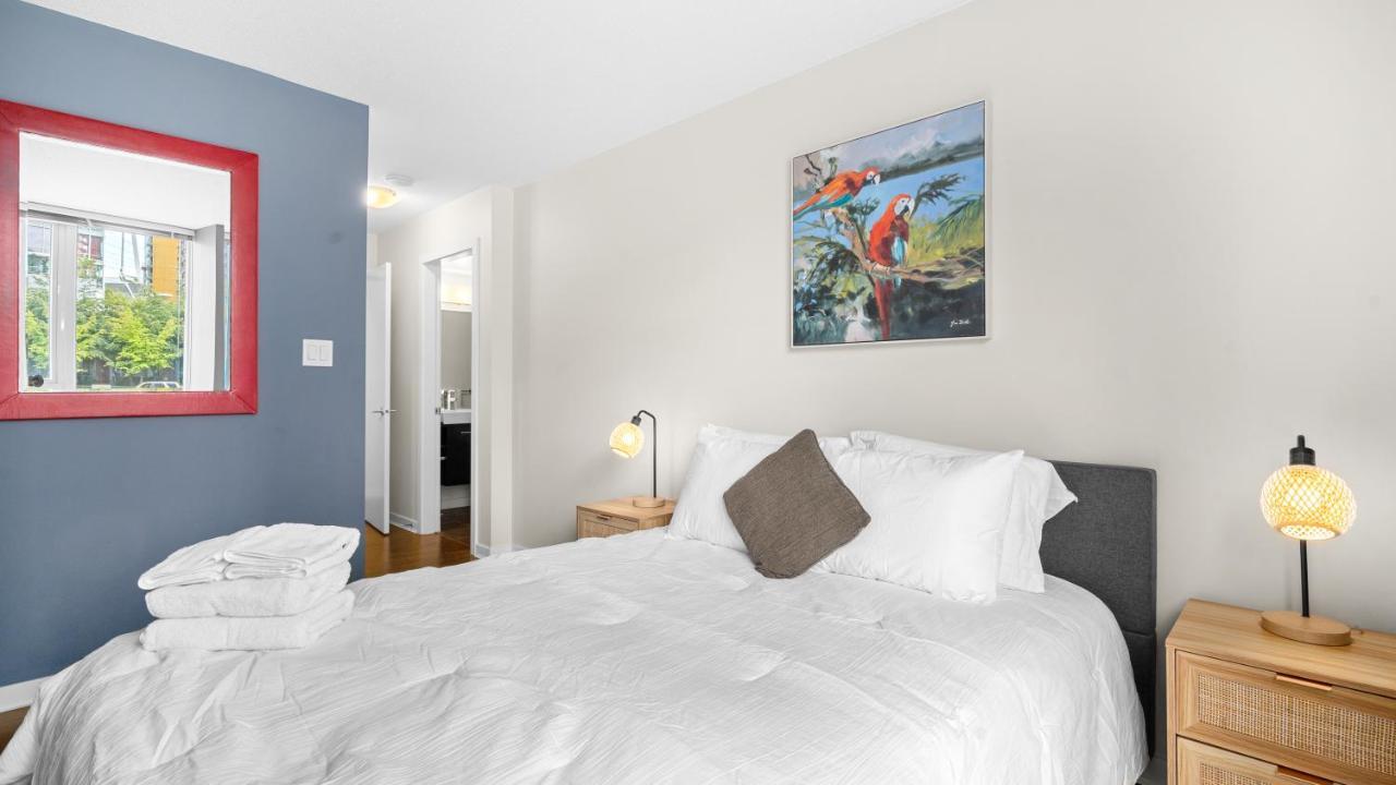 El Tesoro In The Heart Of W/ Air Con, Pool, And Free Parking Vancouver
