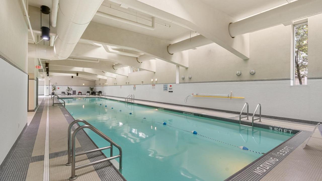 El Tesoro In The Heart Of W/ Air Con, Pool, And Free Parking * Vancouver