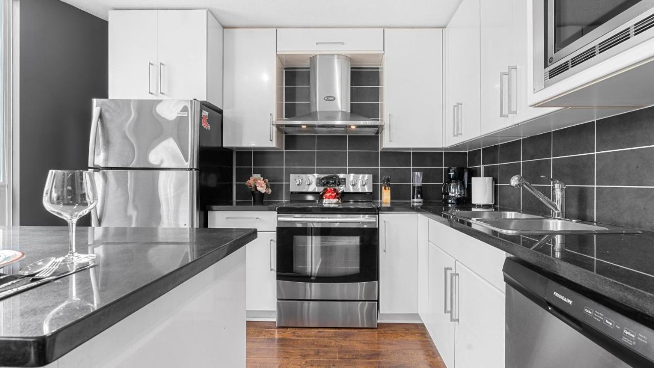 El Tesoro In The Heart Of W/ Air Con, Pool, And Free Parking Apartment Vancouver