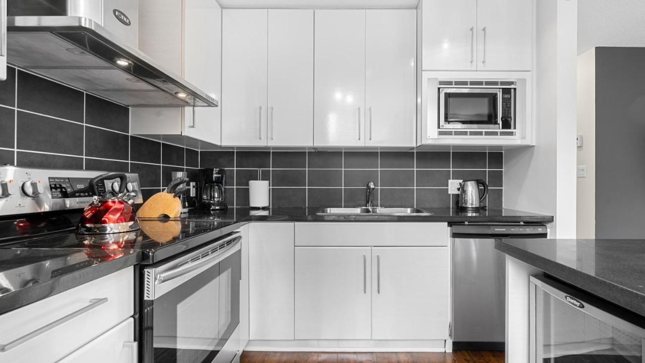 El Tesoro In The Heart Of W/ Air Con, Pool, And Free Parking * Vancouver
