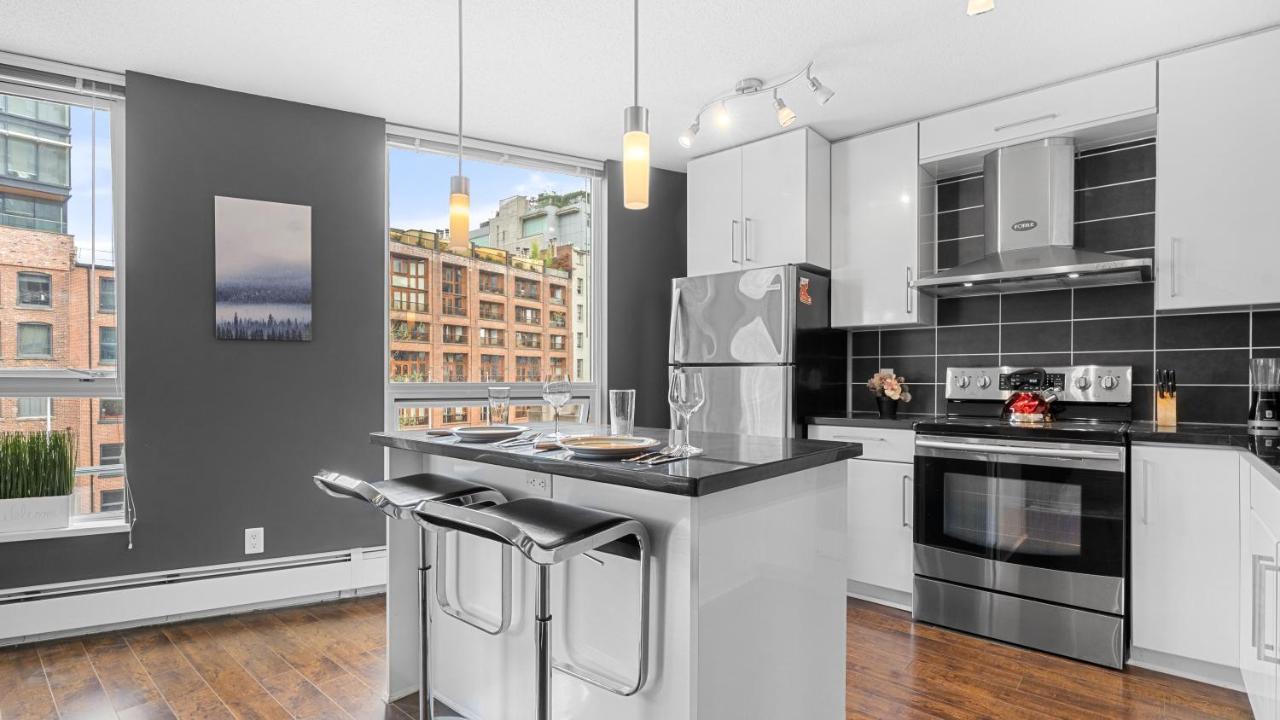 El Tesoro In The Heart Of W/ Air Con, Pool, And Free Parking Vancouver