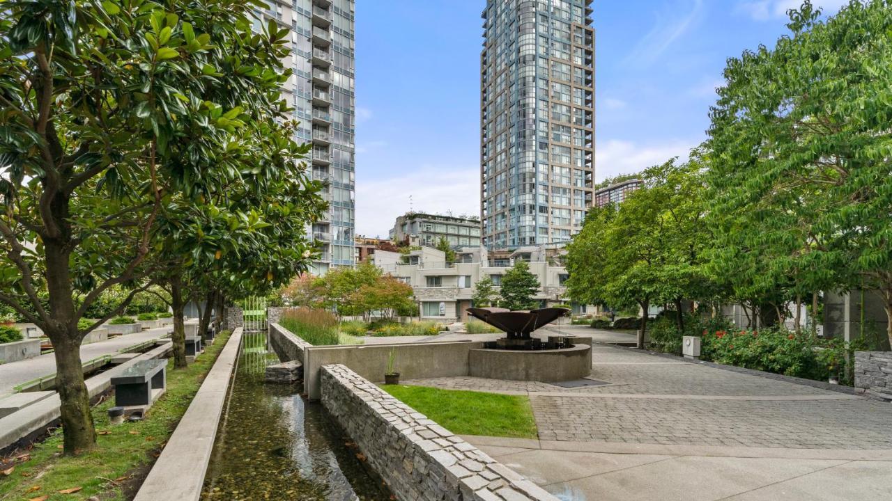 El Tesoro In The Heart Of W/ Air Con, Pool, And Free Parking Vancouver