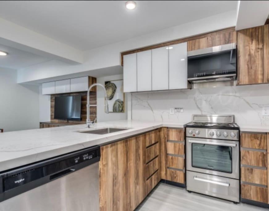 Two Eterno Davie Village By Sunset & Parking * Vancouver