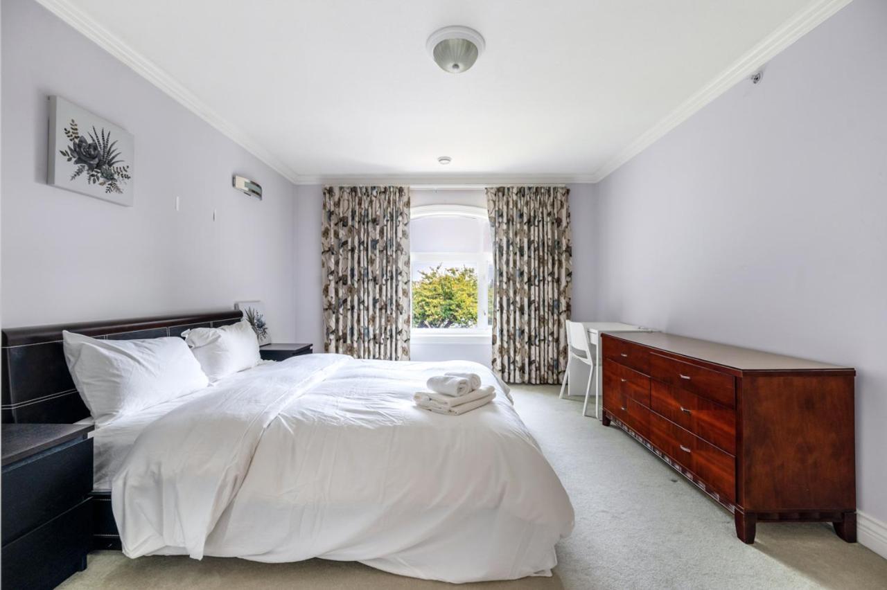 Luxurious Retreat - Private Bedroom In Shared House Homestay