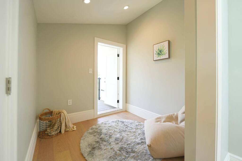 Four Bedrooms New Lovely Duplex -1626 Villa Vancouver