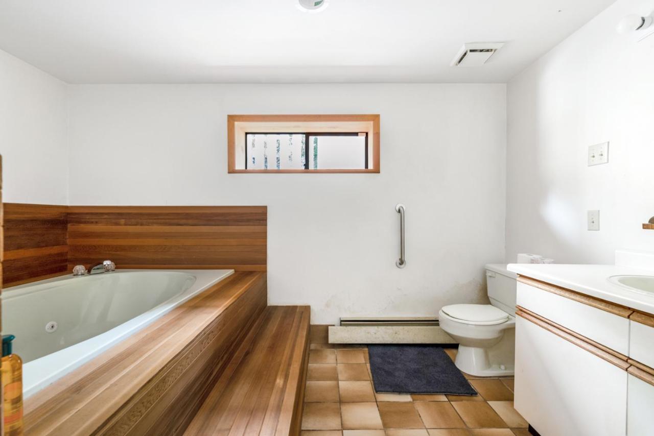 Sunny 1-bedroom Private In Charming Homestay Vancouver
