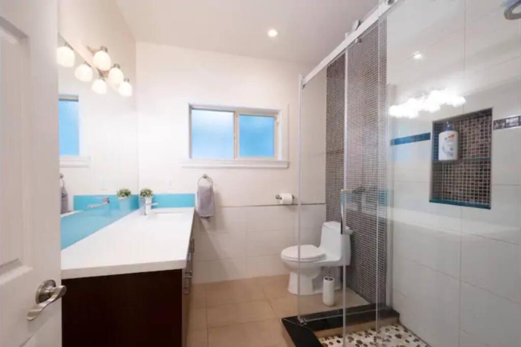 Westside Pool Home-8 Min To Downtown, Yard Parking Villa