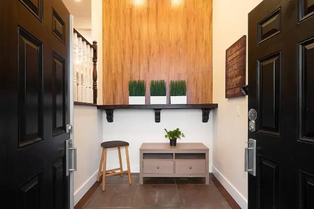 Westside Pool Home-8 Min To Downtown, Yard Parking Villa *