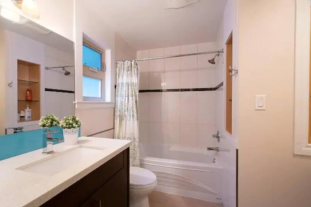 Villa Westside Pool Home-8 Min To Downtown, Yard Parking *