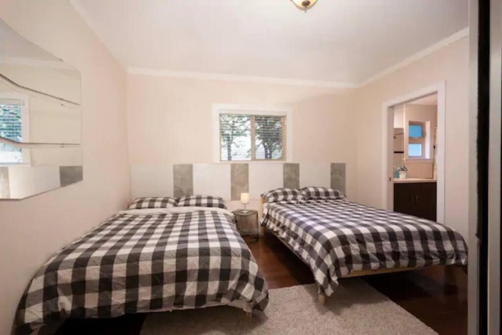 Westside Pool Home-8 Min To Downtown, Yard Parking Villa Vancouver