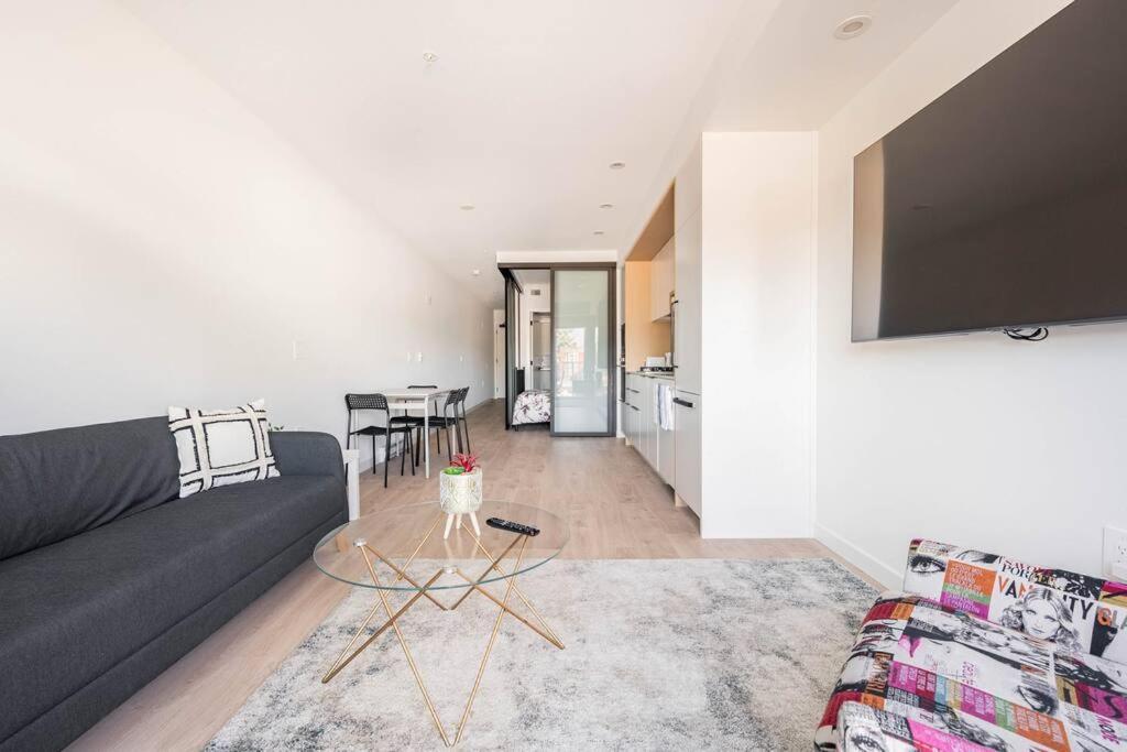 Urban Oasis: Stylish Apartment *