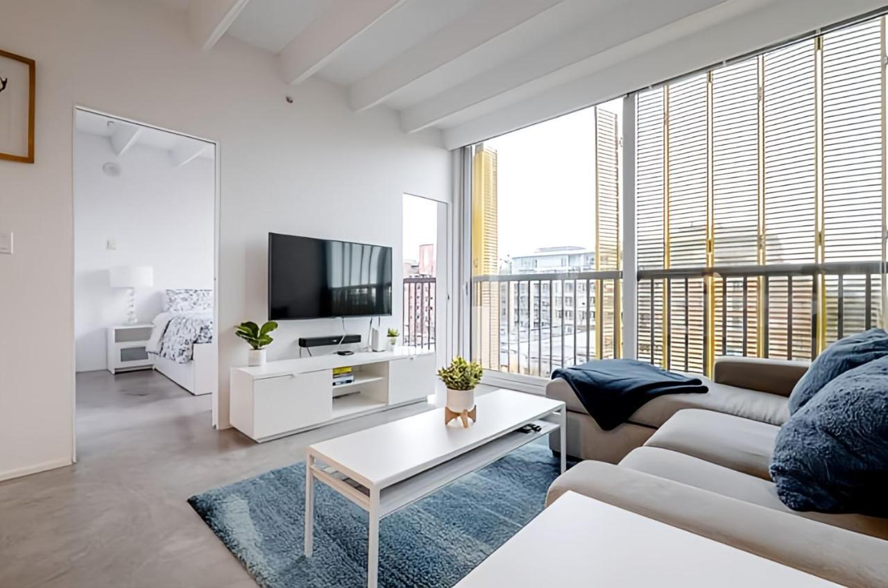 Modern, Bright & 1-bed Downtown Close To Rogers Arena Apartment *