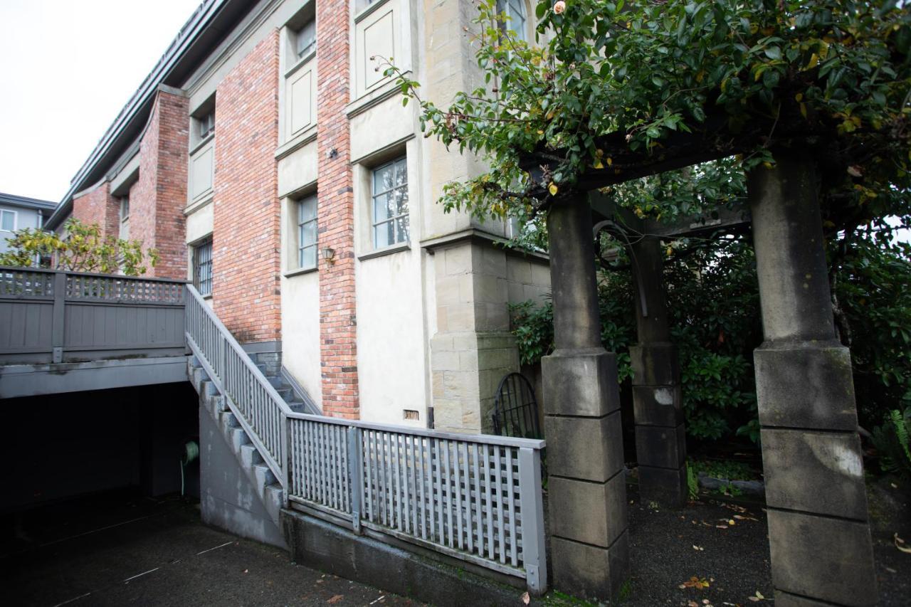 Historic Townhouse In Kitsilano *