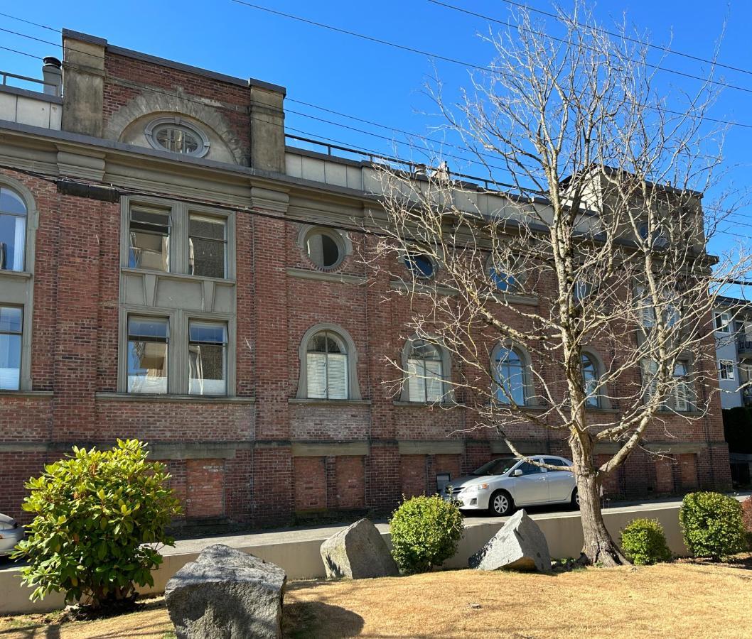 Historic Townhouse In Kitsilano *