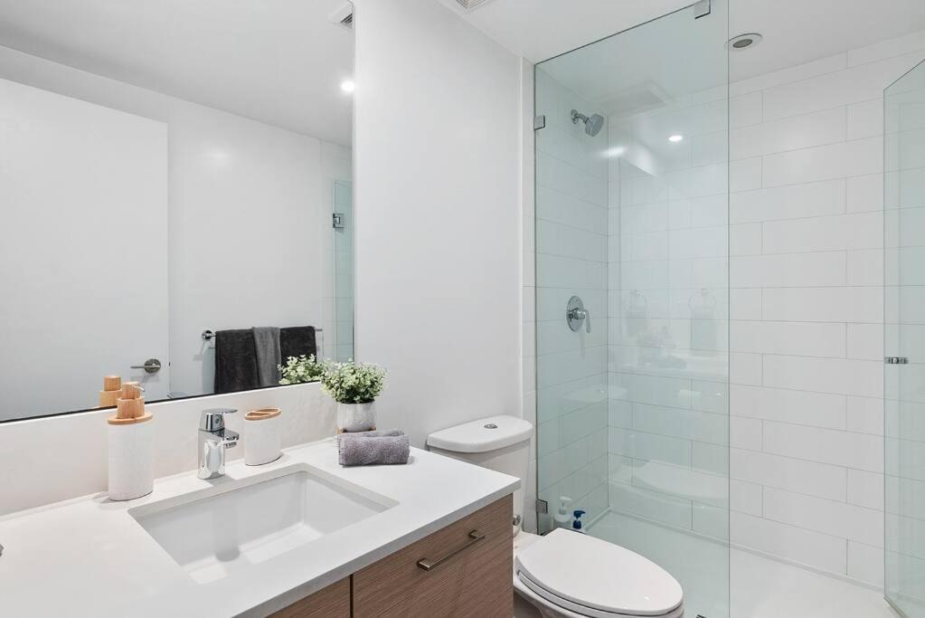 Elegant 2-bedroom Duplex Haven In Vibrant Yaletown Vancouver