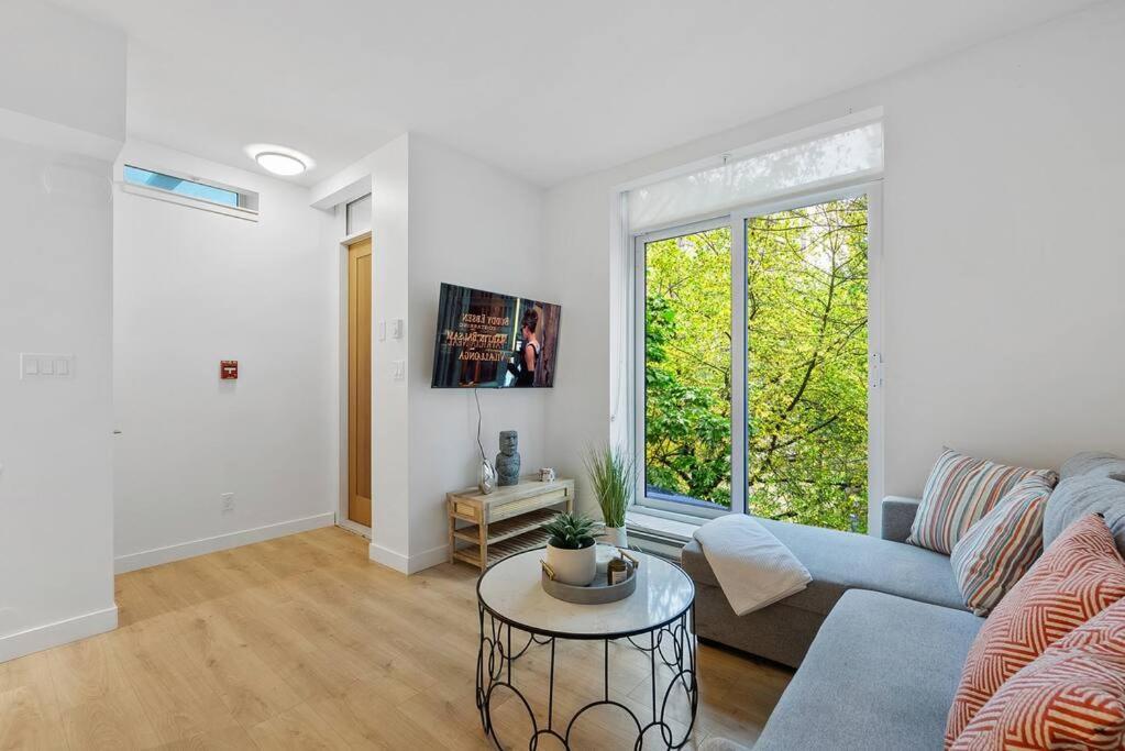 Elegant 2-bedroom Duplex Haven In Vibrant Yaletown Apartment *