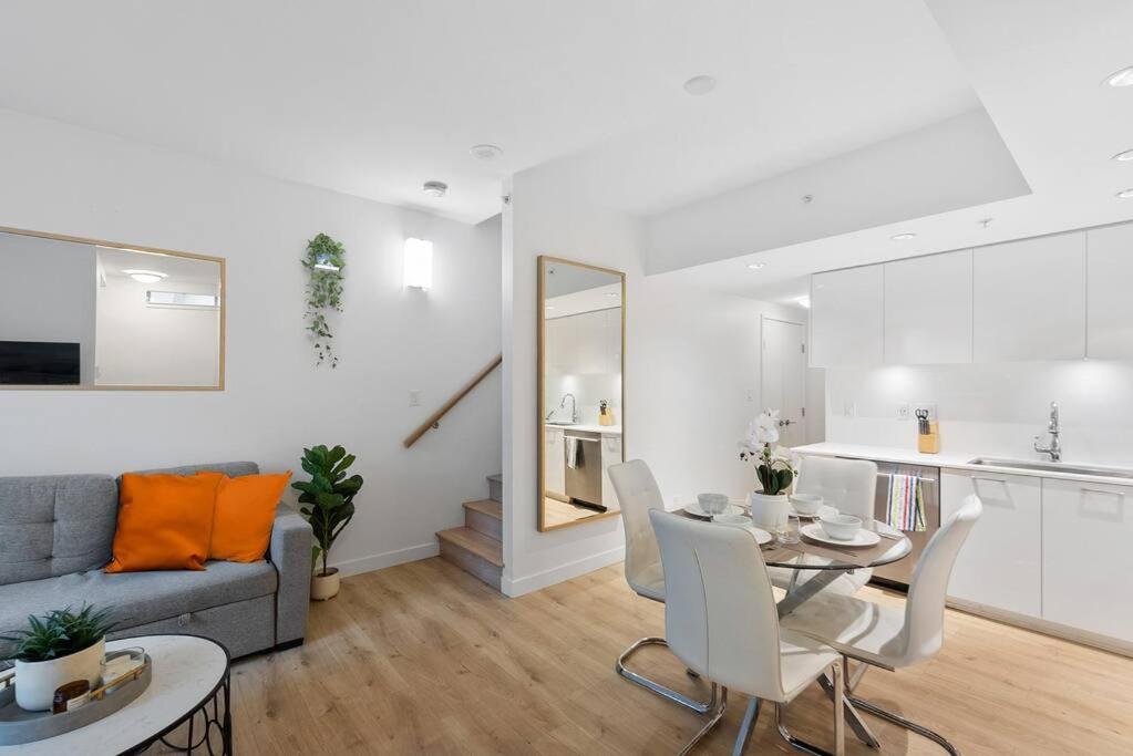 Elegant 2-bedroom Duplex Haven In Vibrant Yaletown Vancouver
