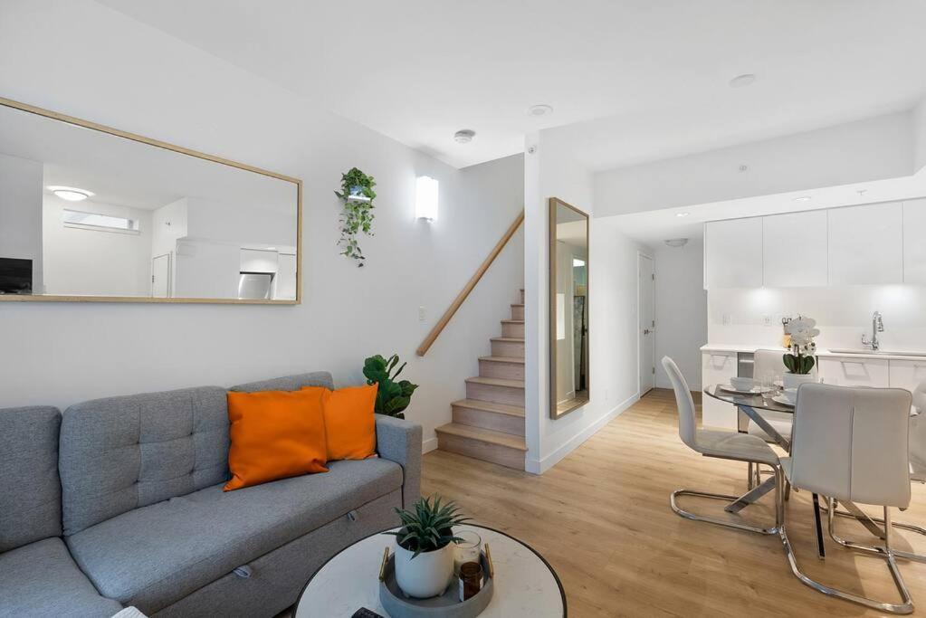 Elegant 2-bedroom Duplex Haven In Vibrant Yaletown Apartment