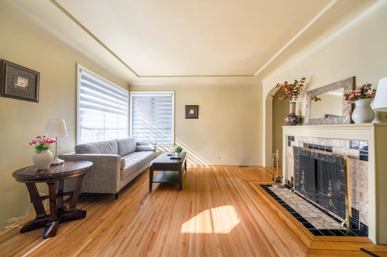 Tranquil Haven Near Attractions 2bd Upper Floor Or 2bd Basement Floor Holiday home Vancouver