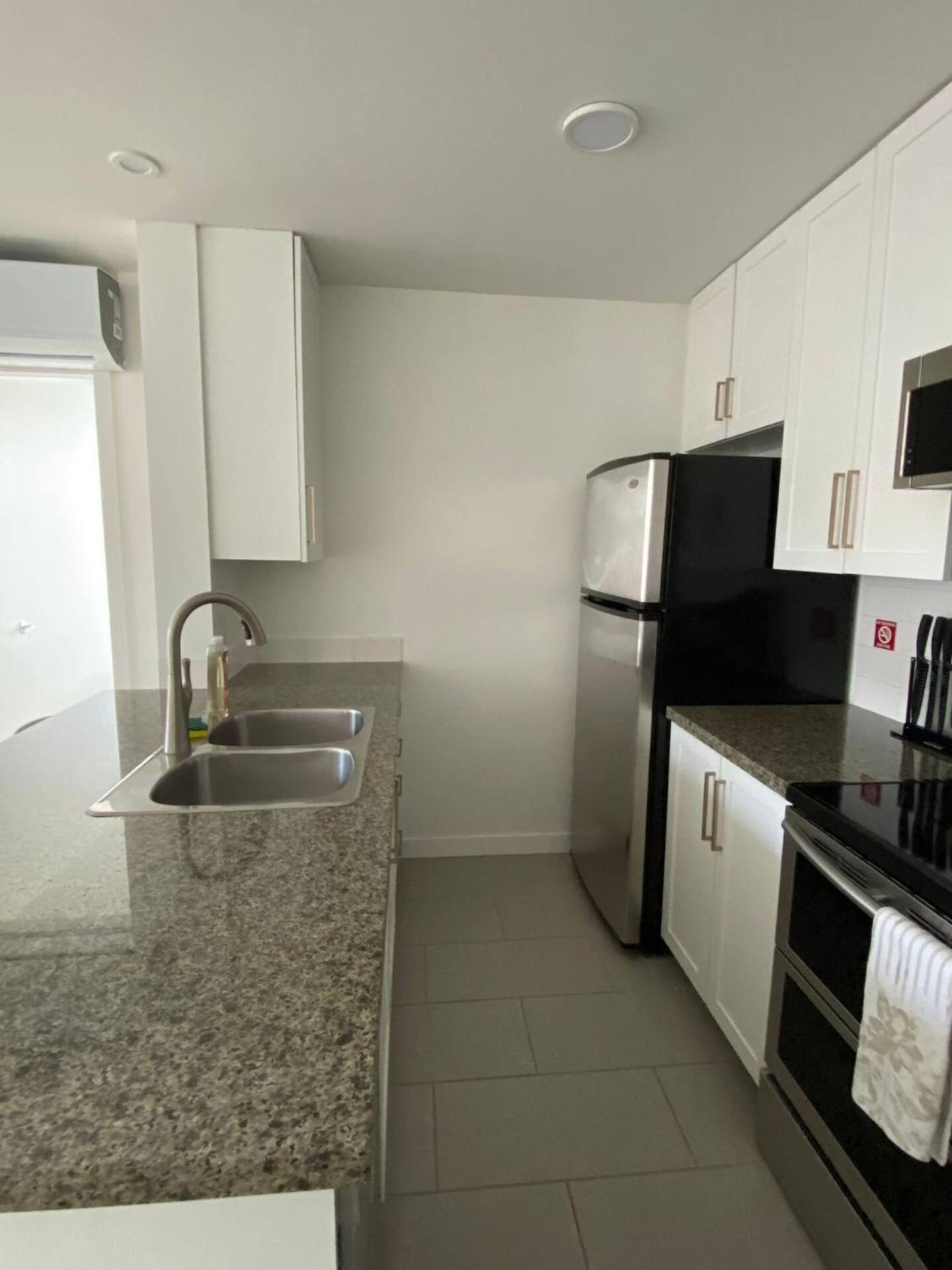 Beautiful 1 Bedroom In The Heart Of Downtown: Parking, Pool & Gym *