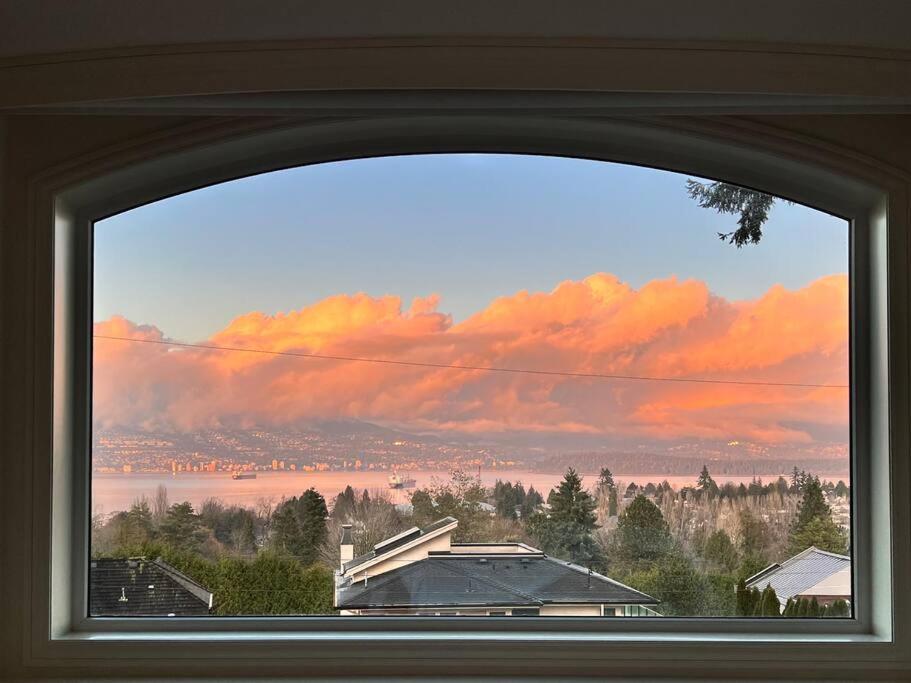 Oceanview Luxury 4-bedrooms Point Grey