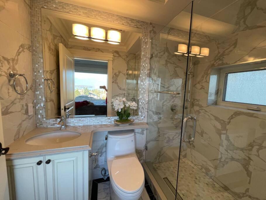 Oceanview Luxury 4-bedrooms Point Grey Holiday home *
