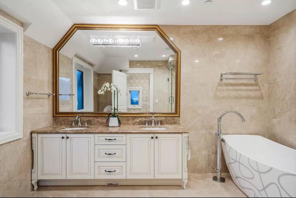 Oceanview Luxury 4-bedrooms Point Grey Holiday home