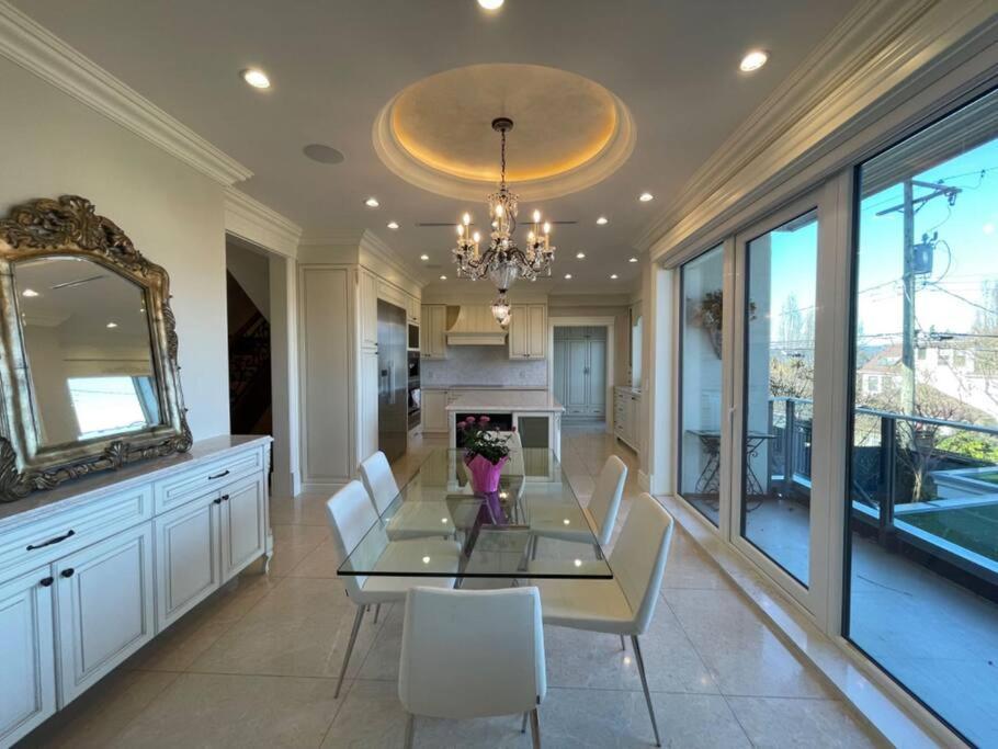 Oceanview Luxury 4-bedrooms Point Grey Holiday home