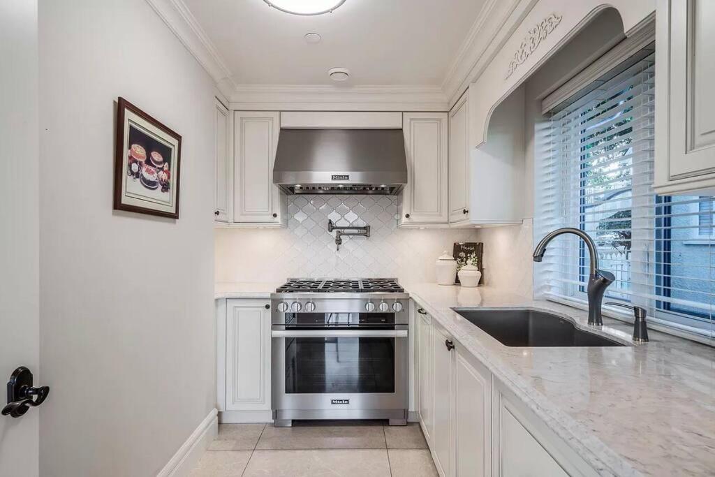 Oceanview Luxury 4-bedrooms Point Grey