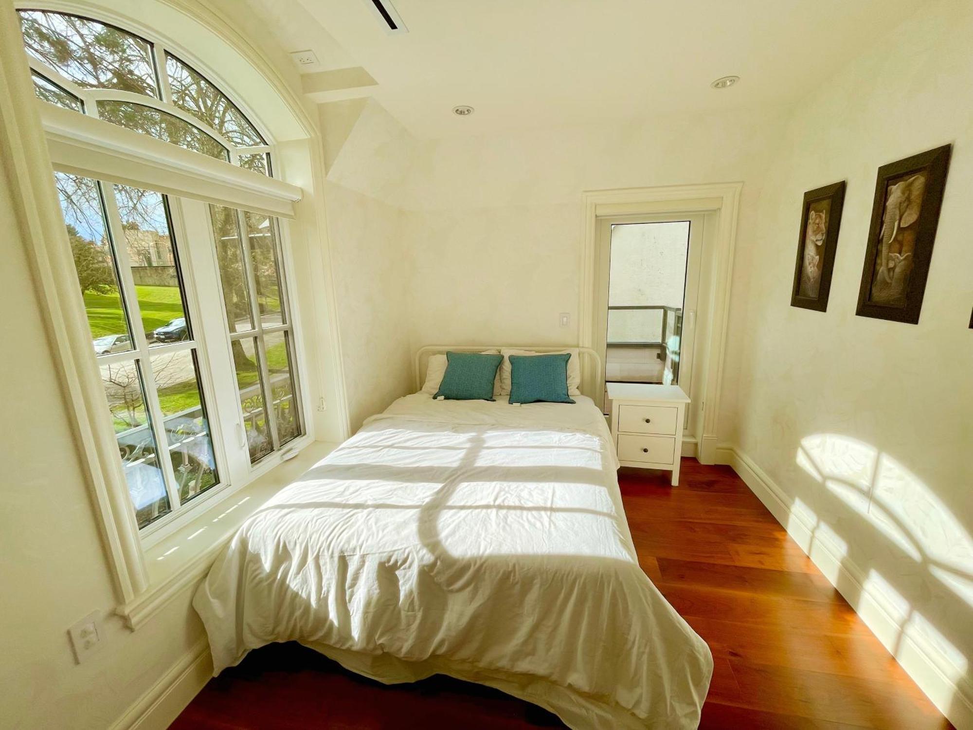 Oceanview Luxury 4-bedrooms Point Grey Holiday home