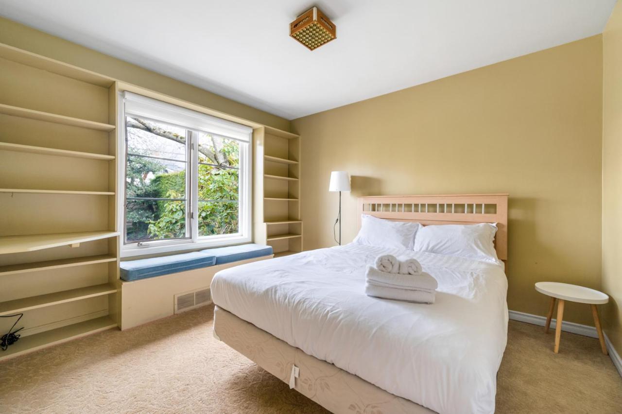 Tranquil Haven Near Attractions 2bd Upper Floor Or 2bd Basement Floor Holiday home Vancouver