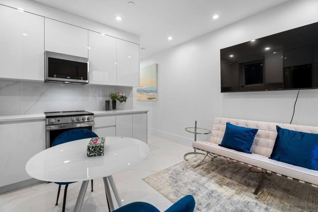 Brand New 2 Bedroom Point Grey Getaway Apartment