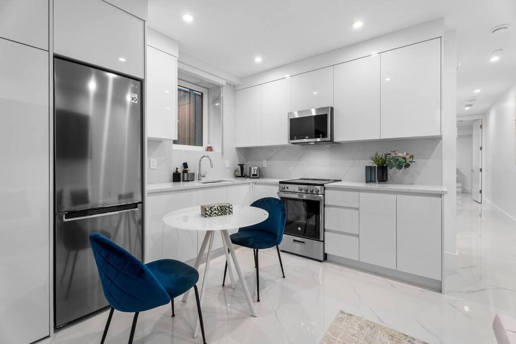 Brand New 2 Bedroom Point Grey Getaway Apartment *