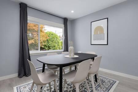 Spacious 4 Bedroom House In Park Drive * Vancouver